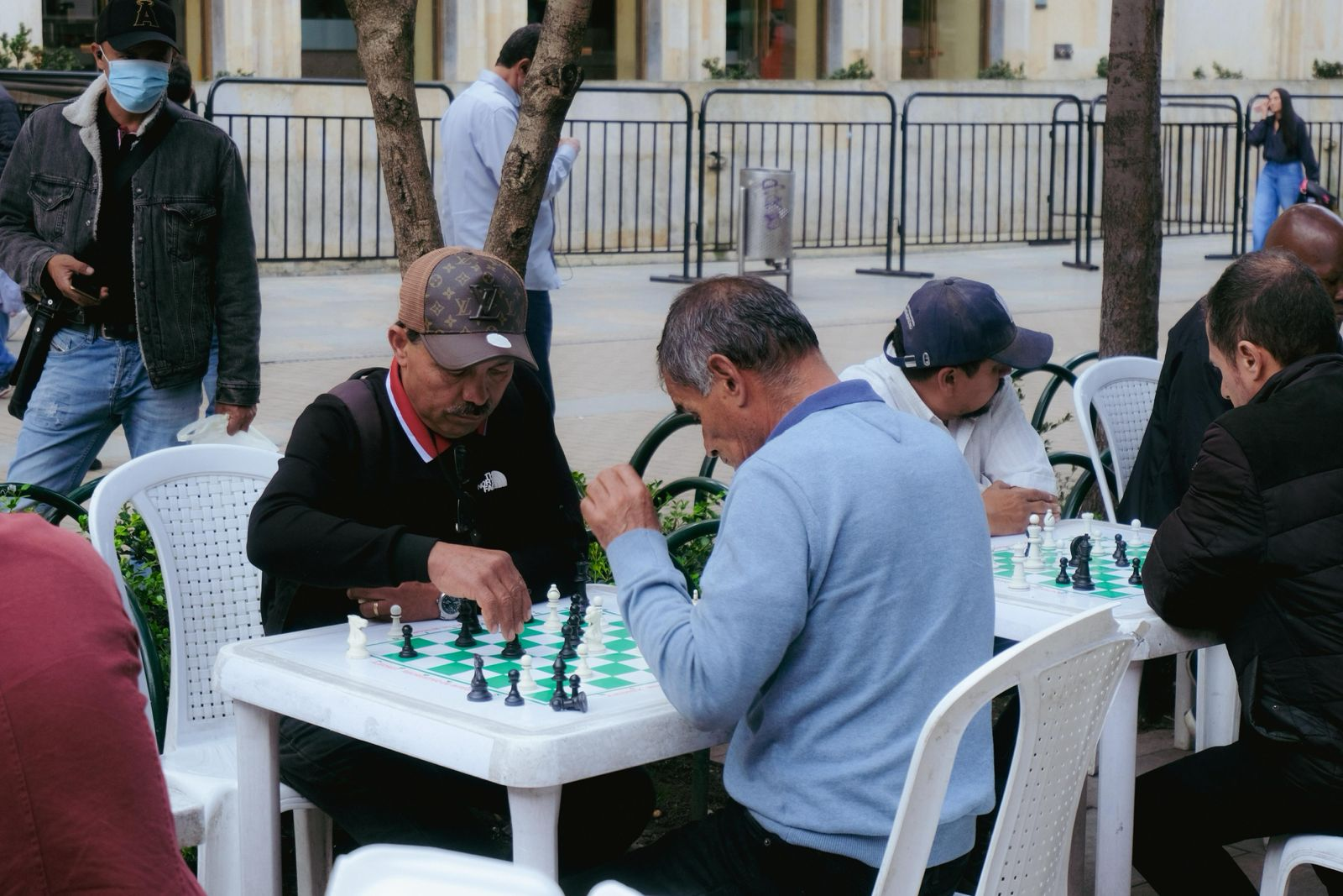 Homens jogando xadrez em praça pública
